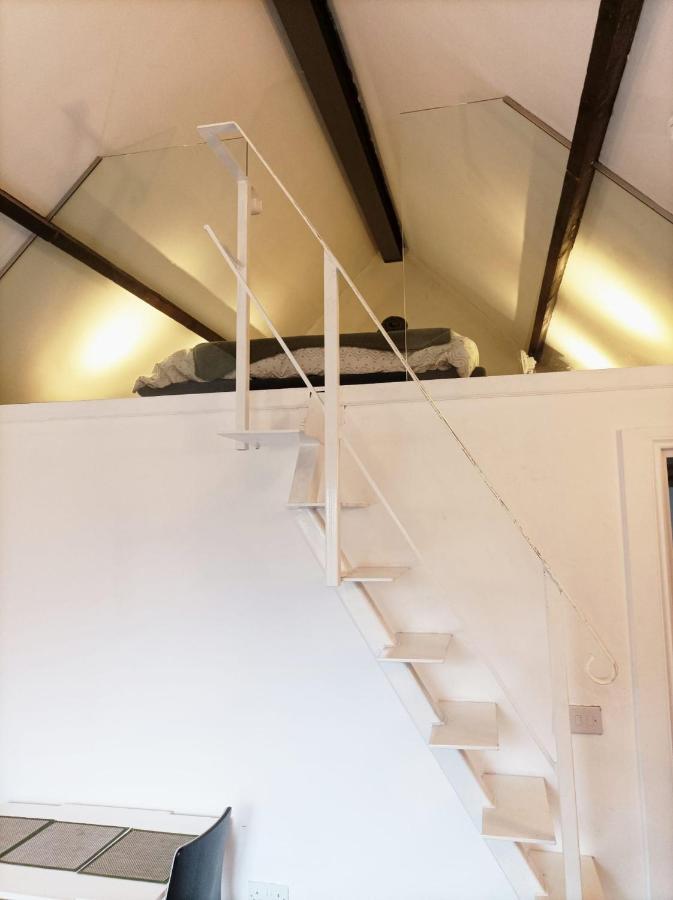 Mezzanine Style Studio Apartment 8 런던 외부 사진